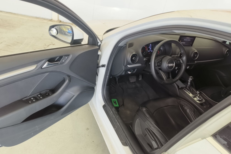 Audi A3 2018 car image #12