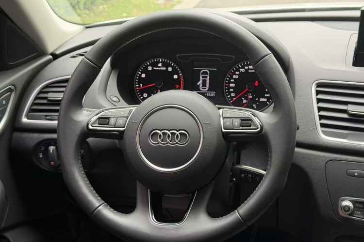 Audi Q3 2019 car image #12