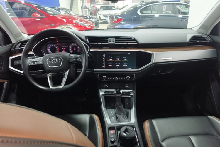 Audi Q3 2020 car image #10