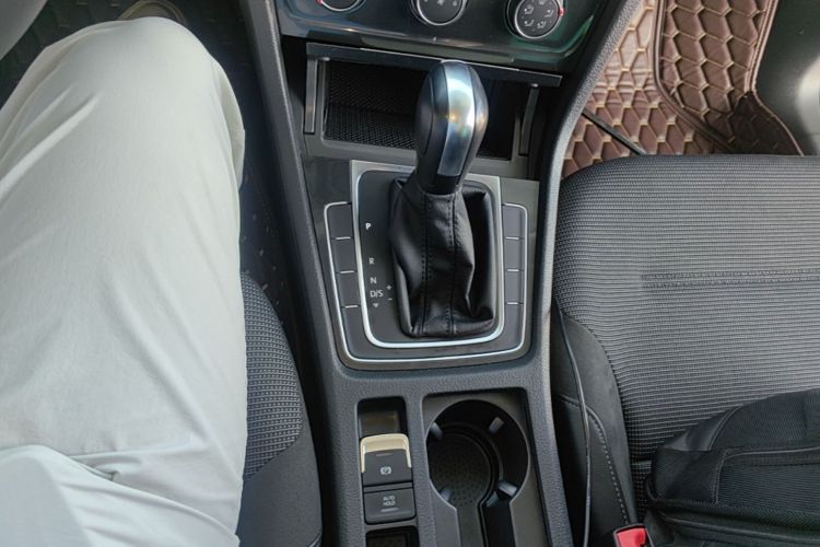 Volkswagen Golf 2018 car image #14