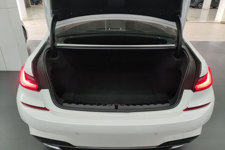 BMW 3 Series 2022 car image #30