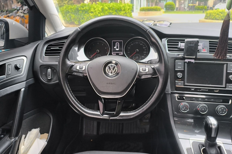Volkswagen Golf 2018 car image #12