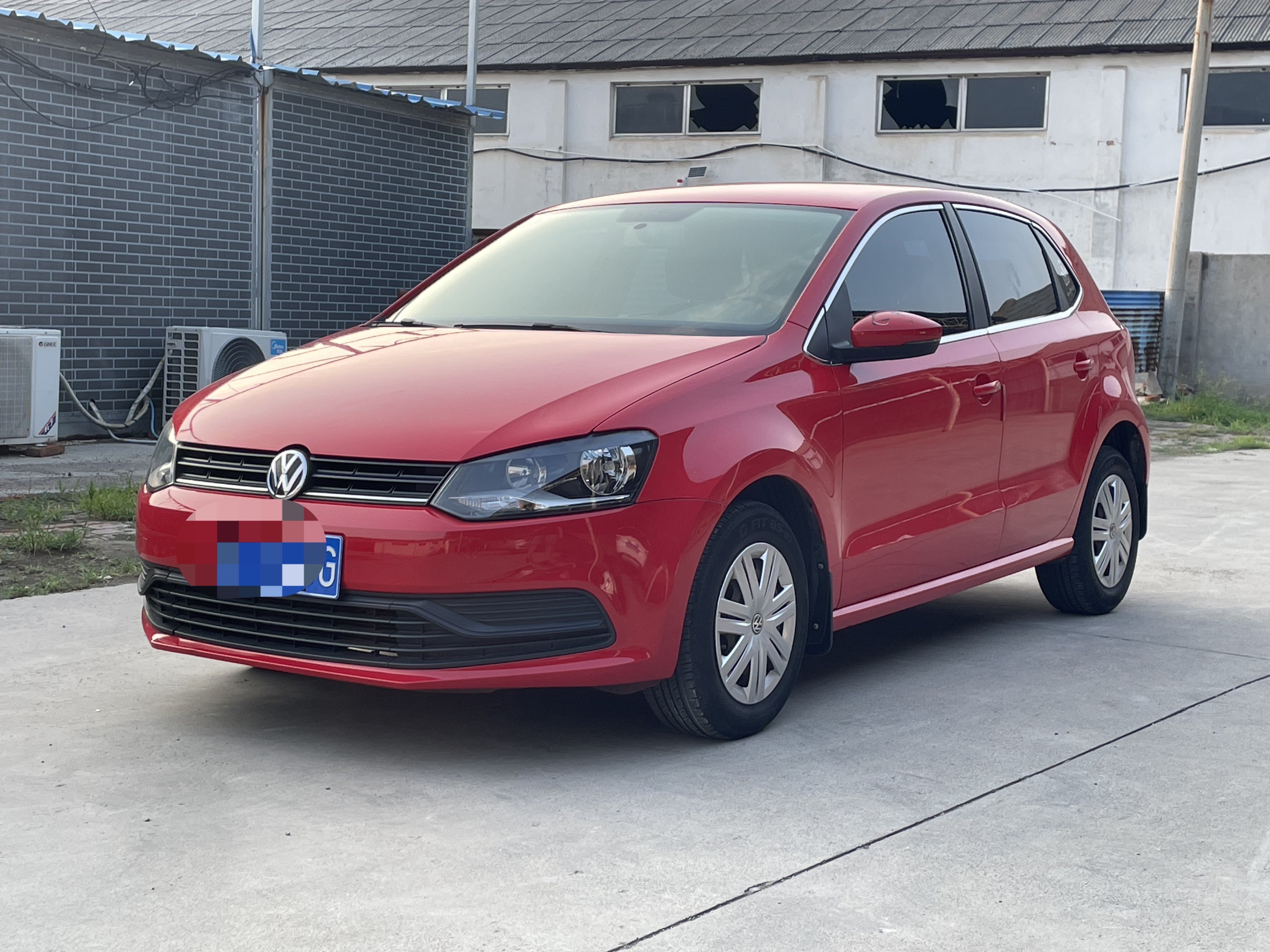 Volkswagen Polo 2015 car image #2