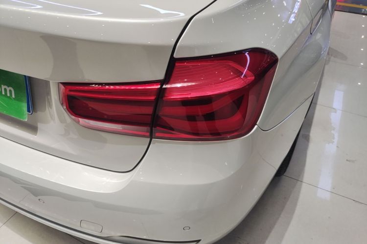 BMW 3 Series 2018 car image #8