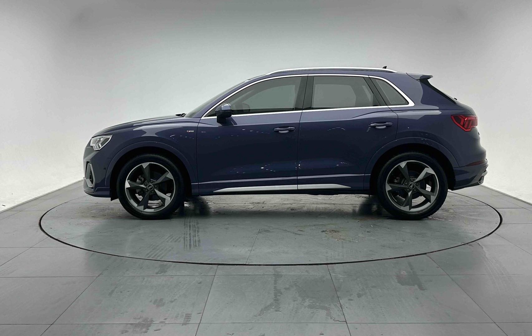 Audi Q3 2022 car image #3