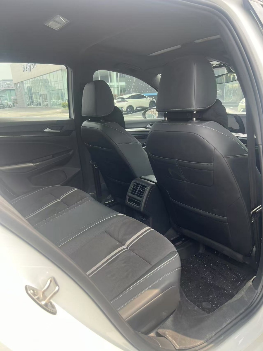 Volkswagen Golf 2024 car image #4