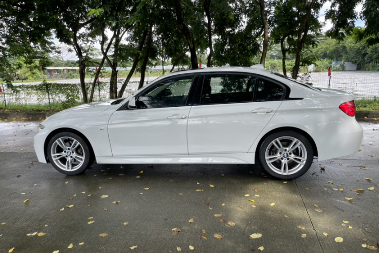 BMW 3 Series 2018 car image #12