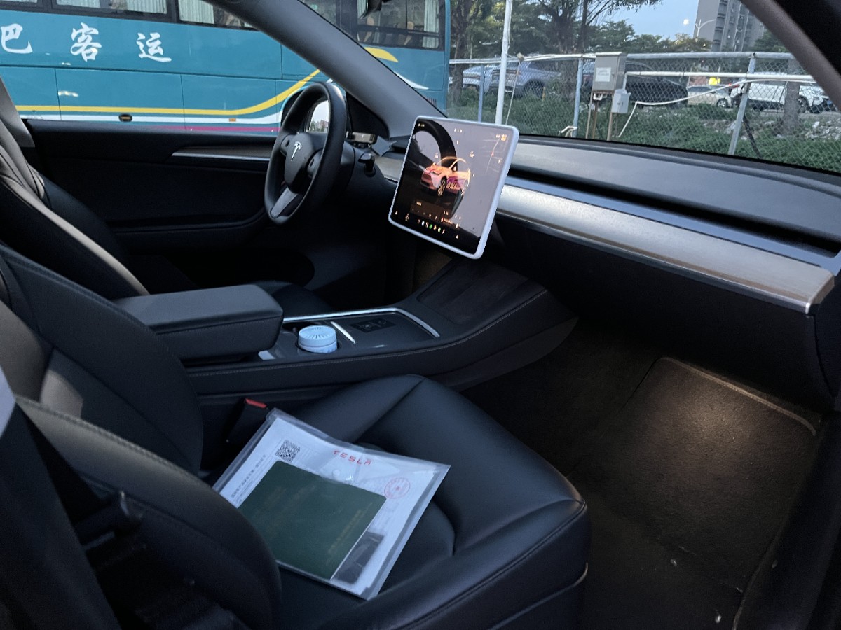 Tesla Model Y 2022 car image #2