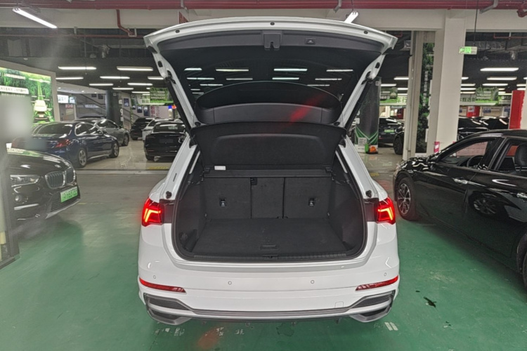 Audi Q3 2019 car image #19