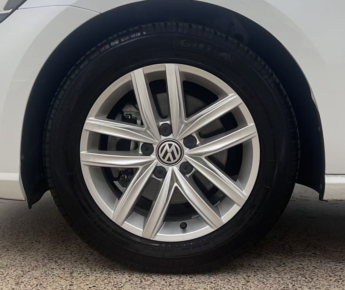 Volkswagen Golf 2019 car image #15