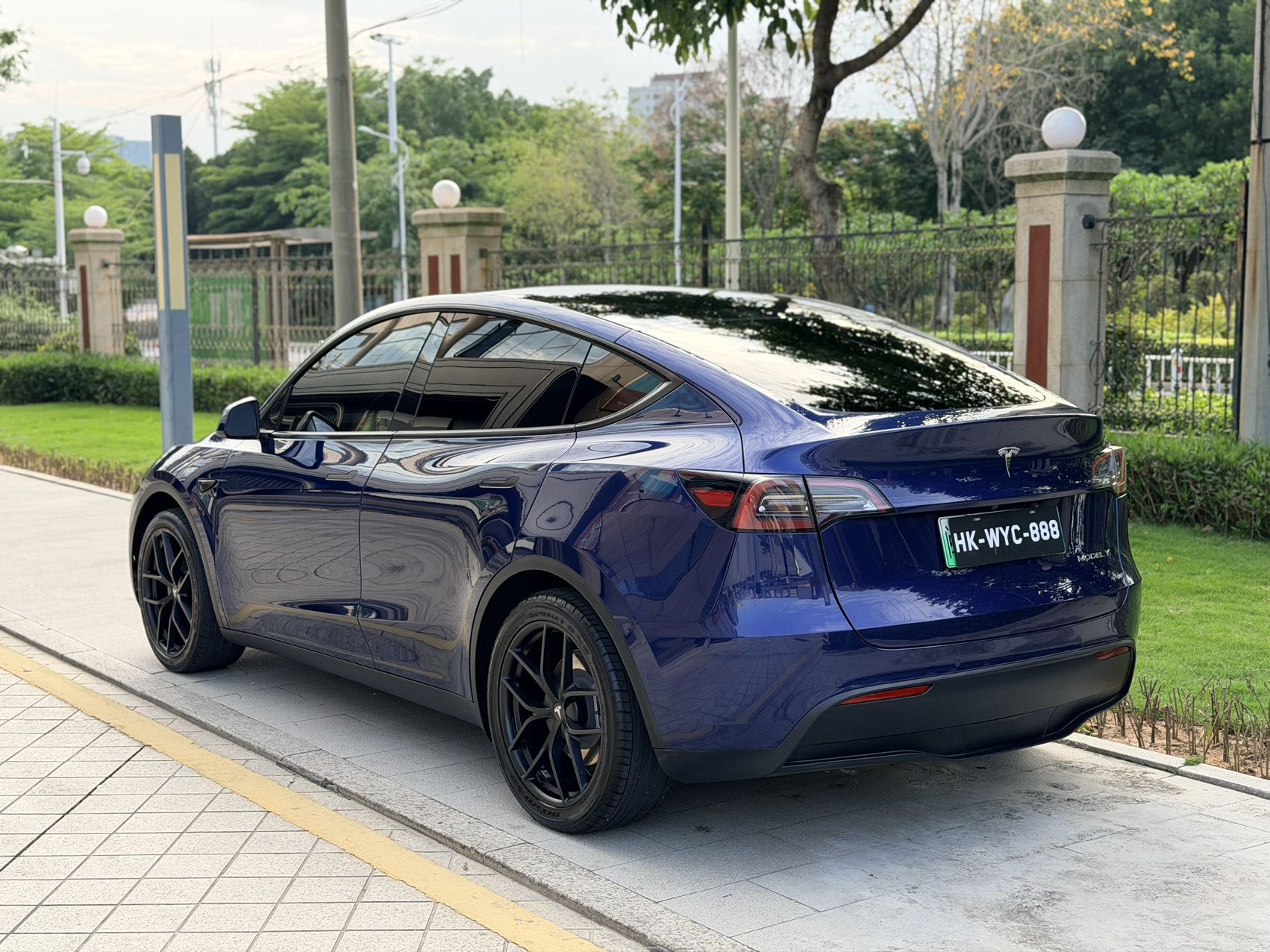 Tesla Model Y 2023 #4 Tesla Model Y 2023 car image #4