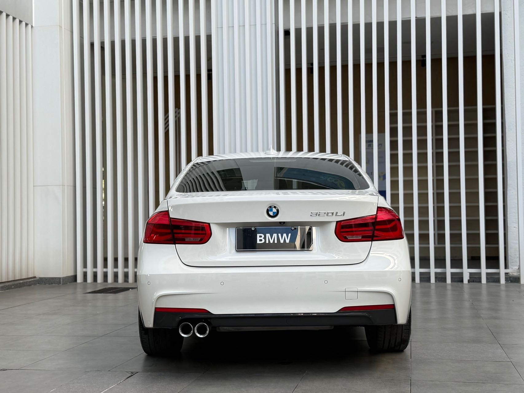 BMW 3 Series 2019 car image #11