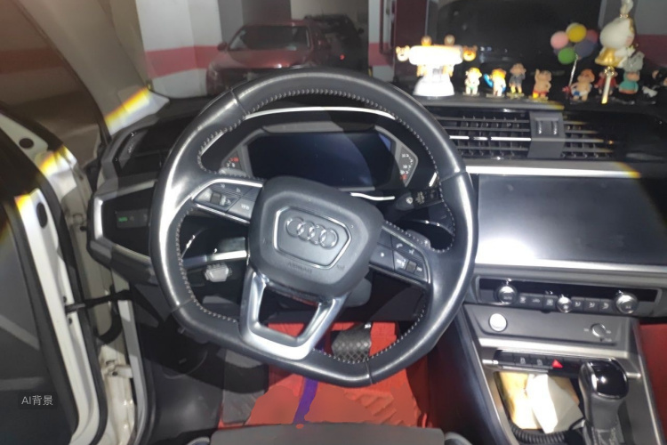 Audi Q3 2020 car image #12