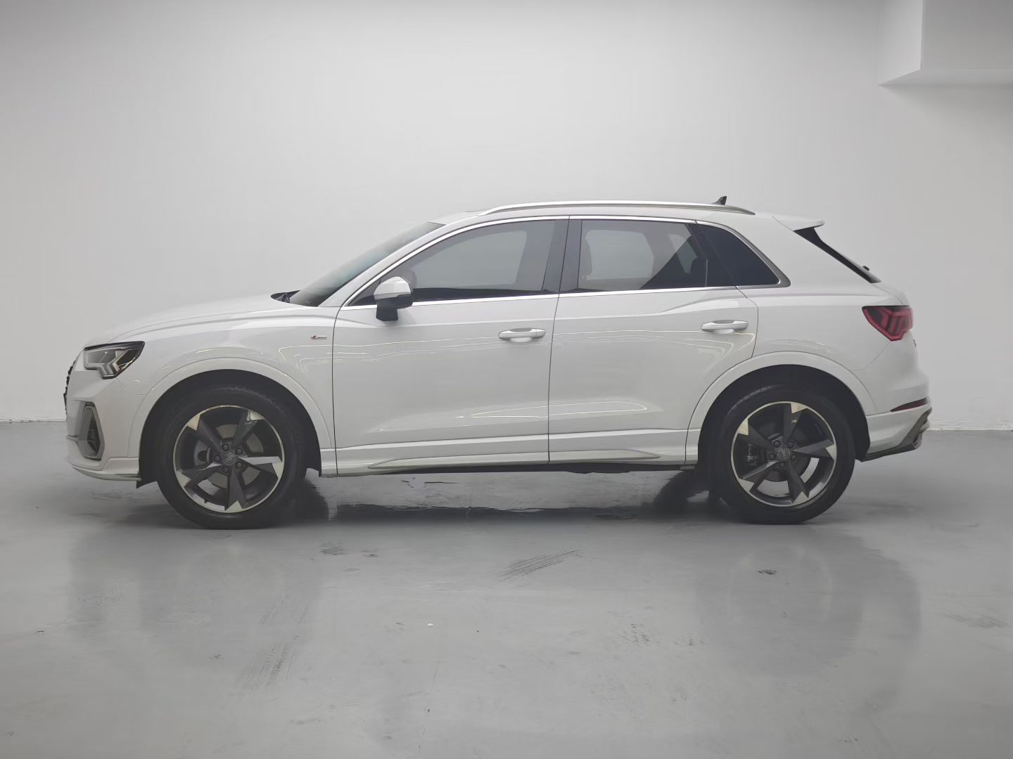 Audi Q3 2019 car image #5
