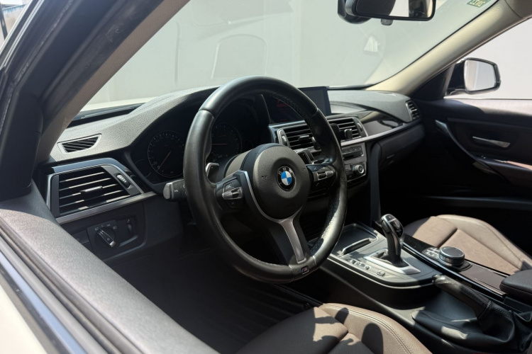 BMW 3 Series 2018 car image #19