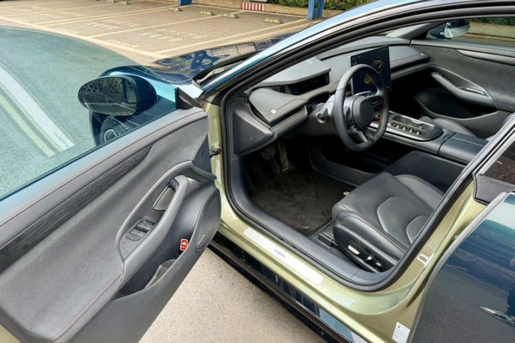 MI SU7 2024 immagine di auto #18