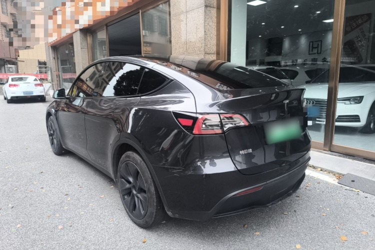 Tesla Model Y 2025 #5 Tesla Model Y 2025 car image #5