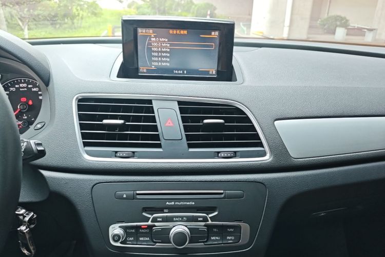 Audi Q3 2019 car image #13