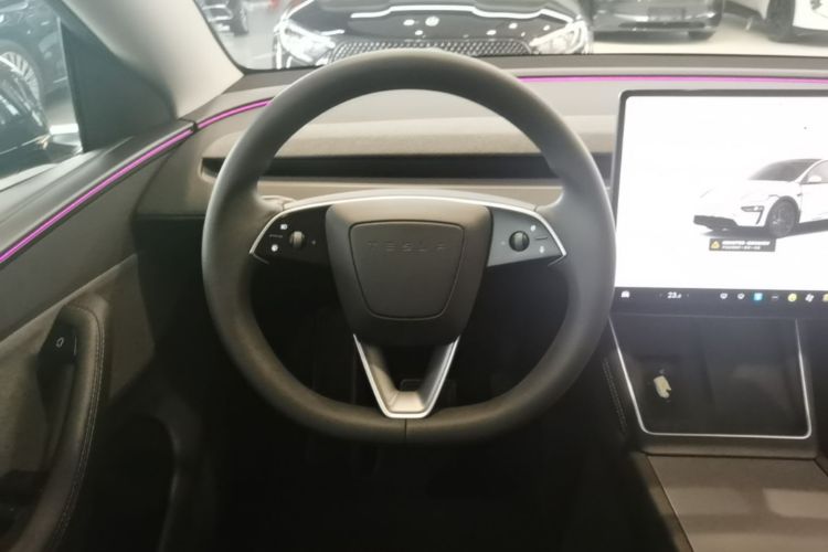 Tesla Model Y 2025 #11 Tesla Model Y 2025 car image #11