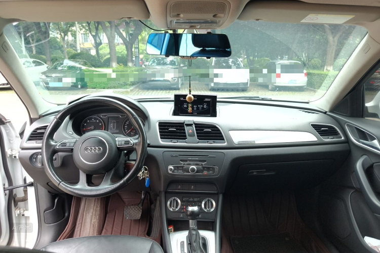 Audi Q3 2015 car image #11