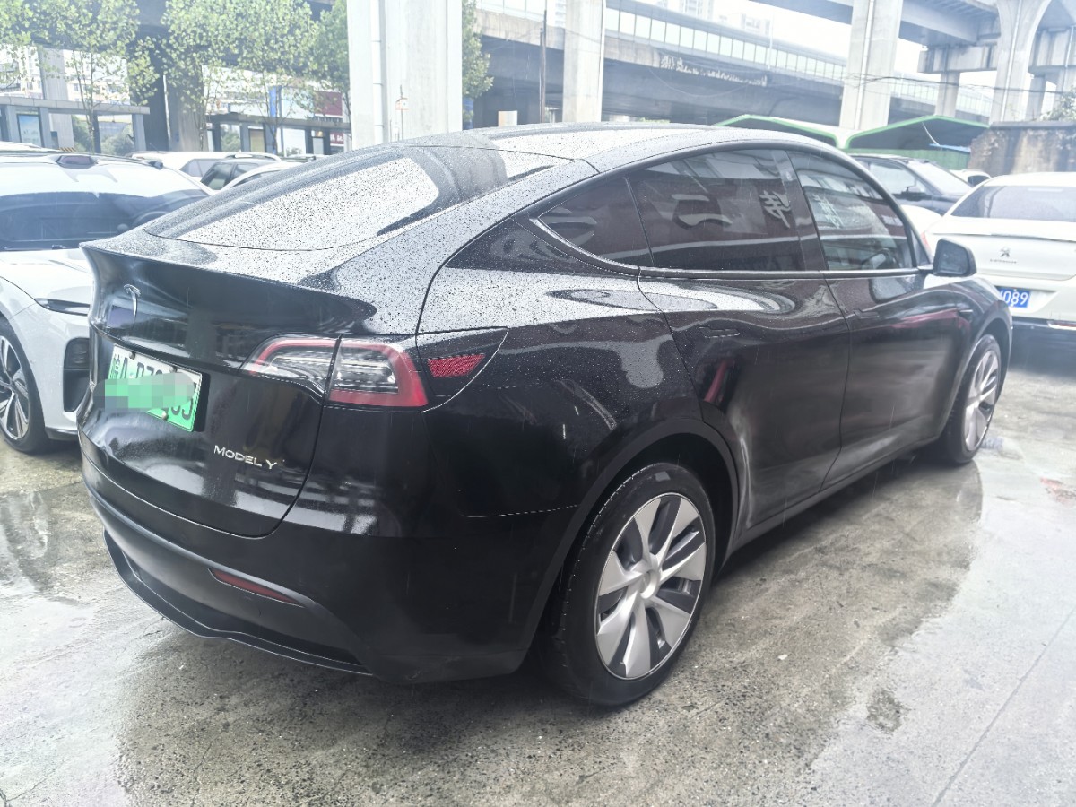 Tesla Model Y 2023 car image #4