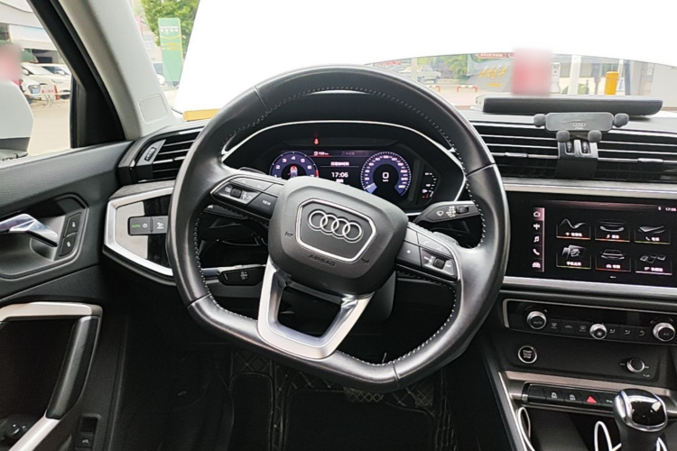 Audi Q3 2020 car image #11