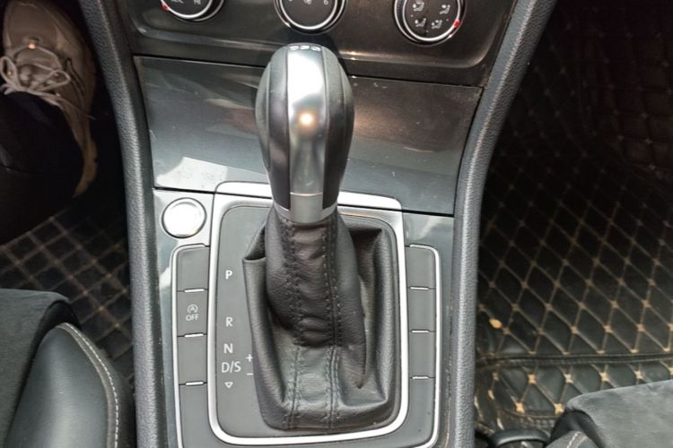 Volkswagen Golf 2020 car image #16