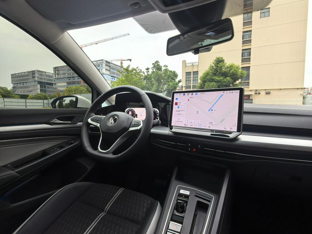 Volkswagen Golf 2025 car image #13