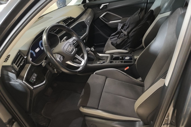 Audi Q3 2021 car image #15