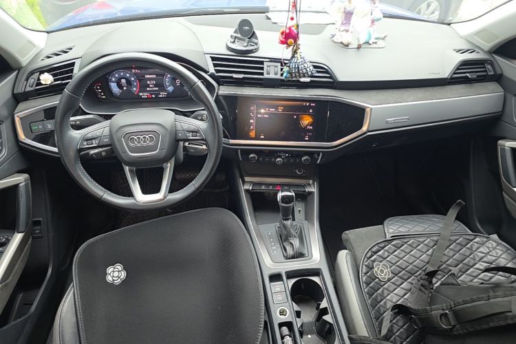 Audi Q3 2021 car image #11