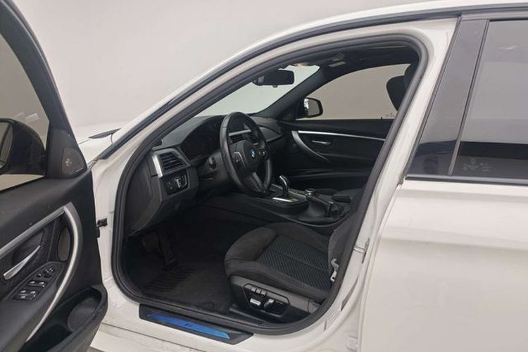 BMW 3 Series 2018 car image #10