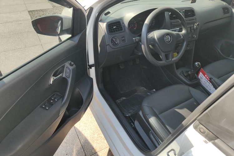 Volkswagen Polo 2017 car image #16