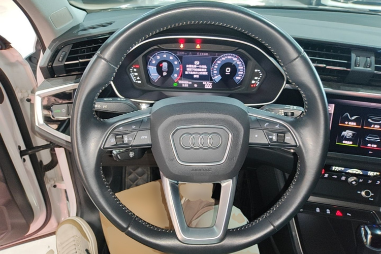 Audi Q3 2021 car image #11