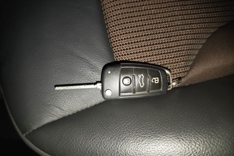 Audi Q3 2017 car image #9