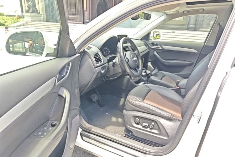Audi Q3 2018 car image #16