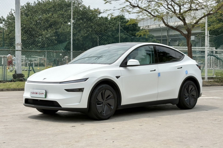 Tesla Model Y 2025 #2 Tesla Model Y 2025 صورة سيارة #2