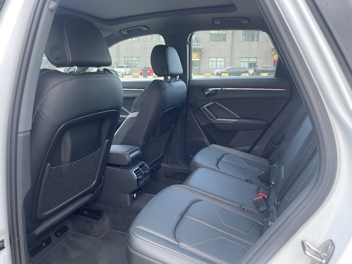 Audi Q3 2024 car image #9