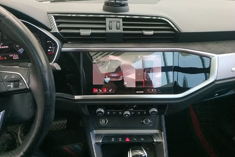 Audi Q3 2021 car image #13