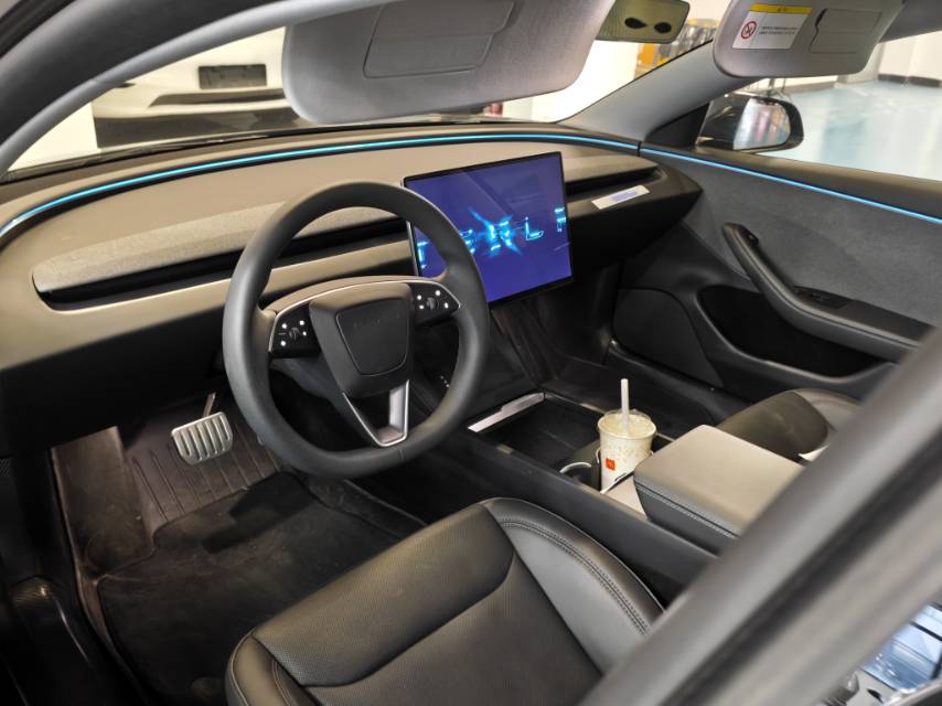Tesla Model 3 2025 car image #2