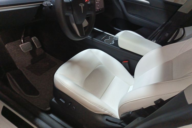 Tesla Model Y 2023 car image #17