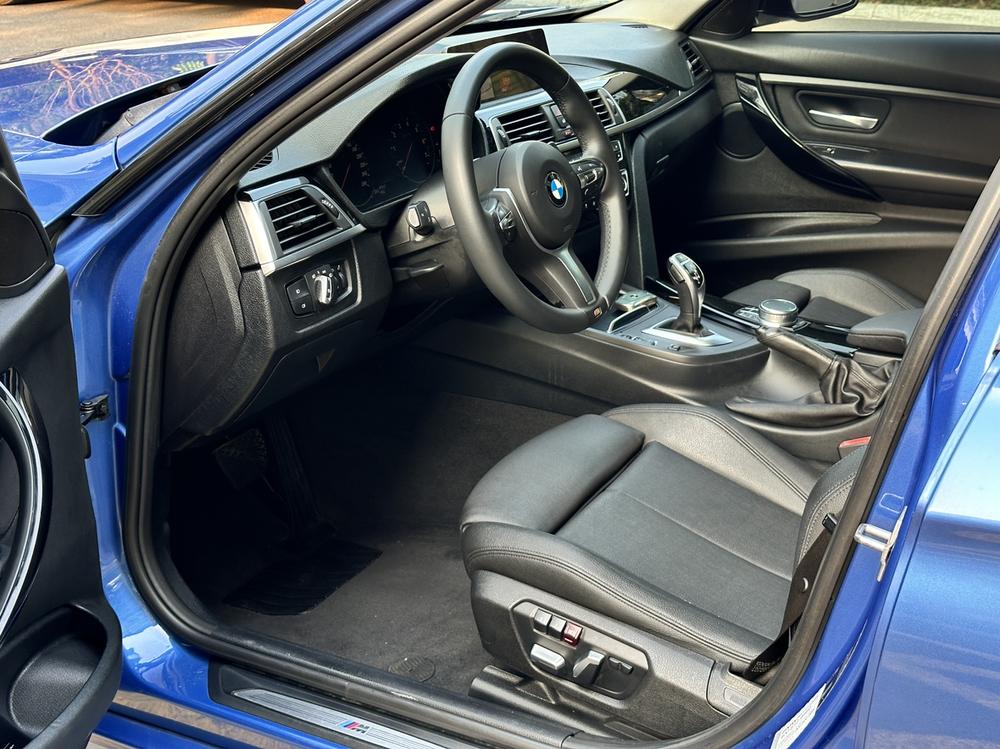 BMW 3 Series 2018 car image #16