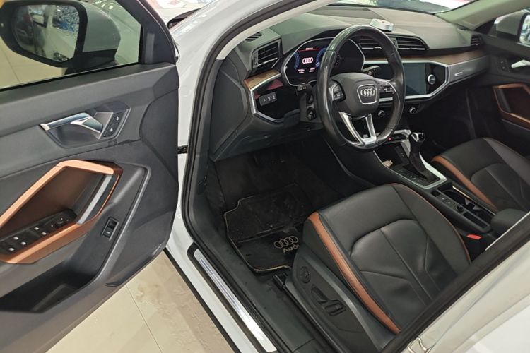 Audi Q3 2021 car image #12