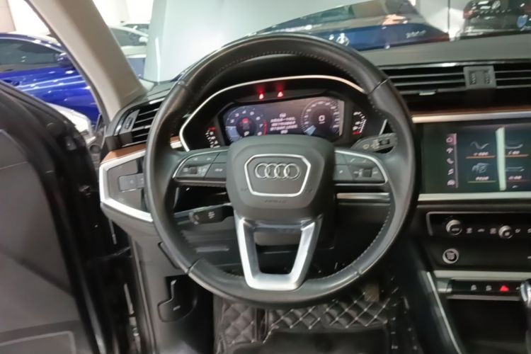 Audi Q3 2021 car image #11