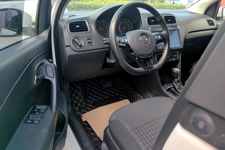 Volkswagen Polo 2017 car image #16