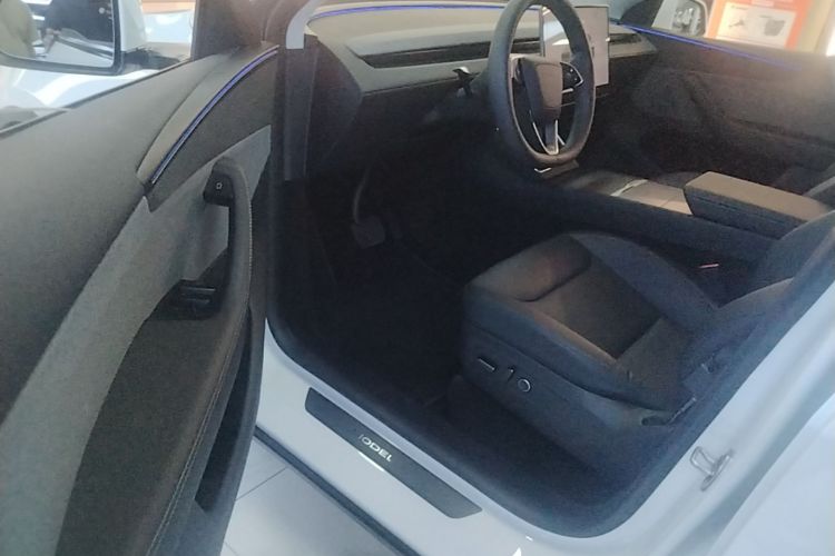 Tesla Model Y 2025 #16 Tesla Model Y 2025 car image #16