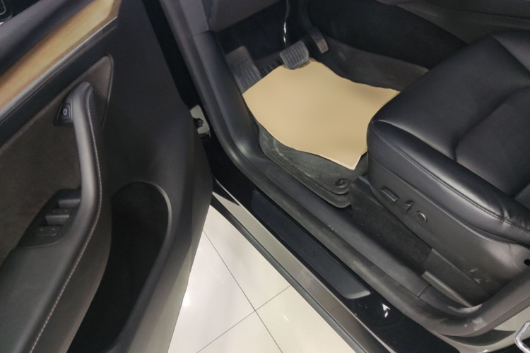 Tesla Model Y 2021 car image #16