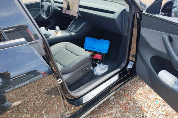 Tesla Model Y 2025 immagine di auto #23