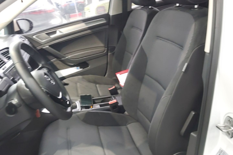 Volkswagen Golf 2018 car image #15