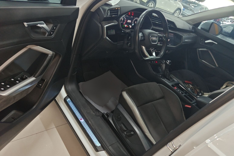 Audi Q3 2022 car image #16