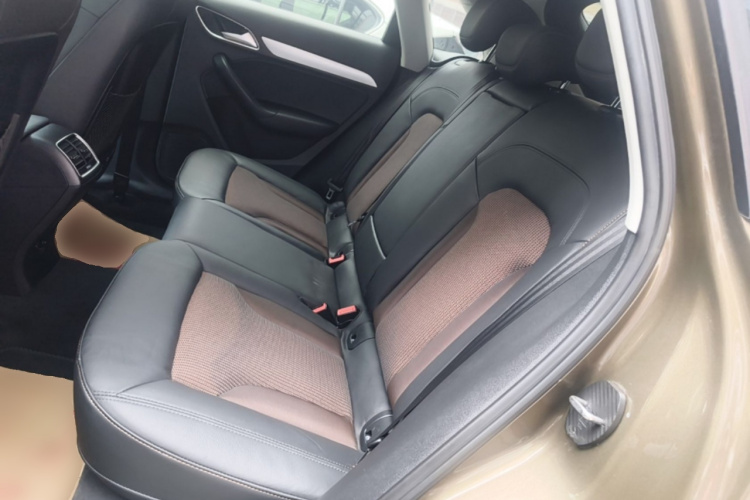 Audi Q3 2018 car image #17